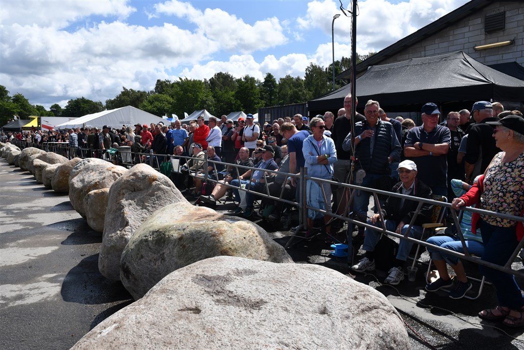 De tusindtallige publikum fik fart og dramatik for alle pengene, mens rallybilerne cirkulerede på sprintbanen i Gammelrand.
(Foto: Morten Dam)